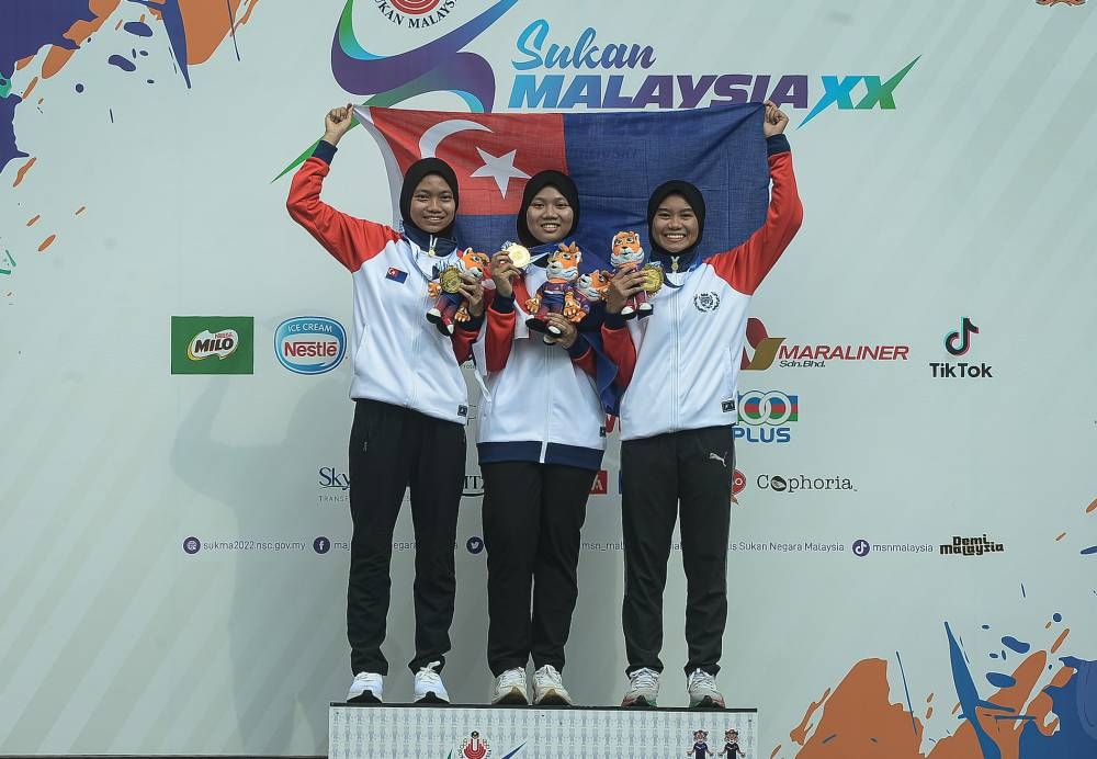Johor athletes Nurul Heryani Arfida Mohd Arifin, Nurul Syasya Nadiah Mohd Ariffin dan Mumtazah Syahiidah Shamsuri celebrate with their gold medals after winning the 10-metre air pistol event at Sukma 2022 in Subang September 20, 2022. — Bernama pic