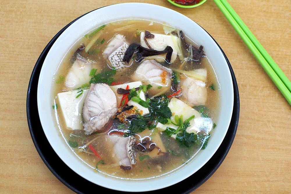 You can complement your noodles with steamed 'sek pan' fish and beancurd.