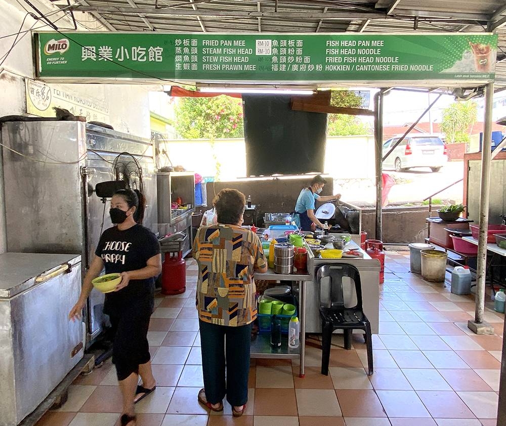 Find Xing Ye Food Stall right at the back of the restaurant to order your noodles and steamed fish.