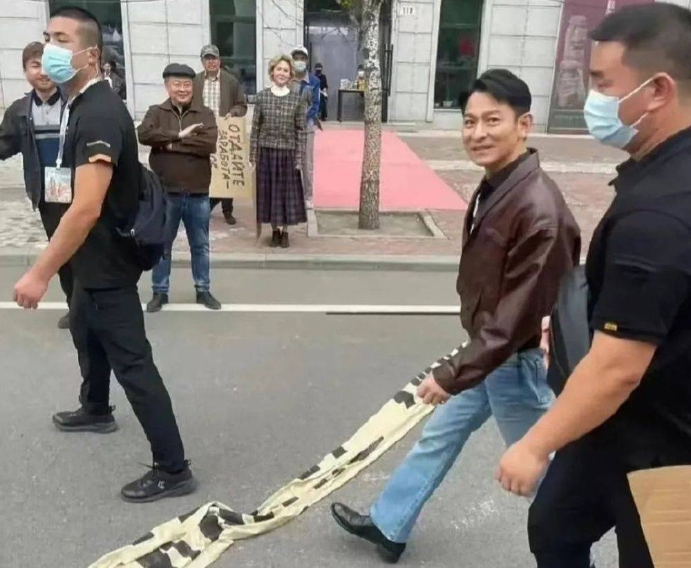 A picture of Hong Kong superstar Andy Lau taken by a fan made the multi-talented celebrity look like a hobbit. — Picture via Weibo/ 筷说鱼乐