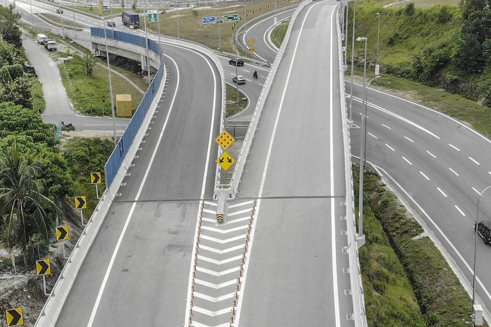 The Sungai Besi-Ulu Kelang Elevated Expressway's (SUKE) tiny signboard has been removed by the expressway operators following complaints from the public, September 21, 2022. ― Picture by Hari Anggara