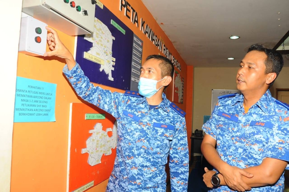 Johor Malaysian Civil Defence Force (APM) director assistant commissioner Kamal Mokhtar (right) observes a test run of the agency’s systems at its headquarters in Johor Baru, September 21, 2022. — Picture by Ben Tan