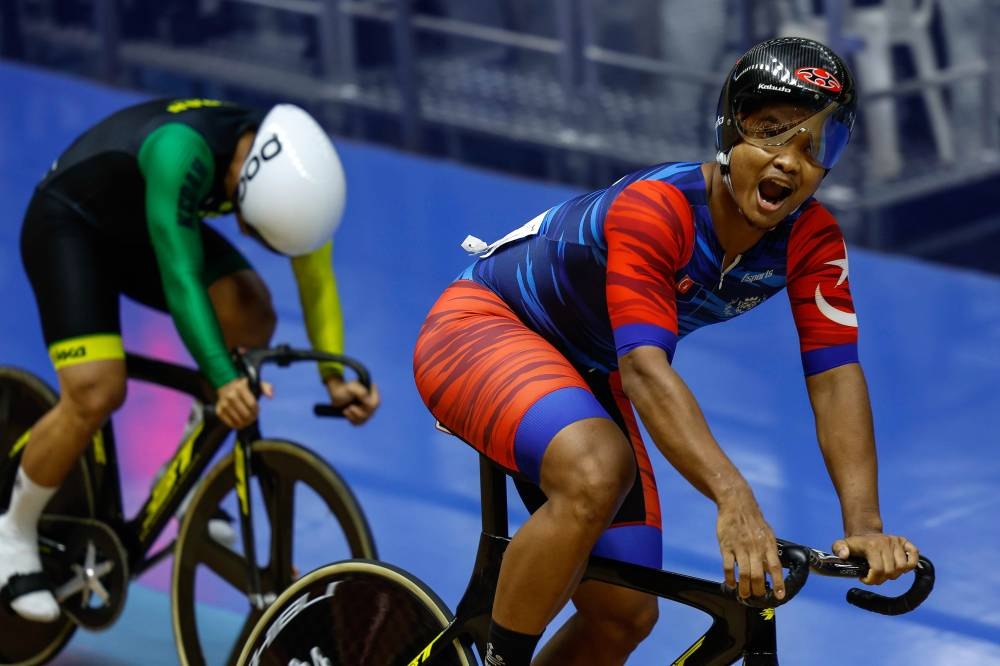 After winning the men’s sprint gold last Monday, national rider Muhammad Ridhwan Sahrom representing Johor maintained his excellent cycling to dominate the men’s 1km time trial with 1:02.857s. — Bernama pic 