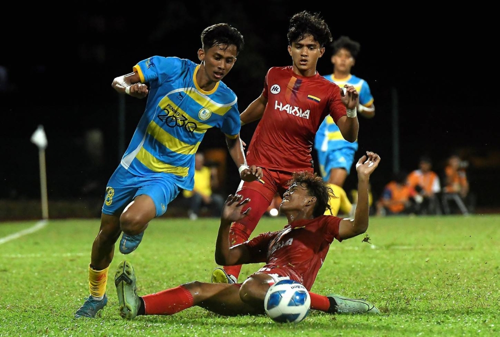 Federal Territories’ Muhammad Nadzwin Mohd Salleh (right) in action with Penang’s Mohd Idrzuwan Mohamad Daud in the semifinals at the UiTM Stadium in Shah Alam, September 21, 2022. — Bernama pic 