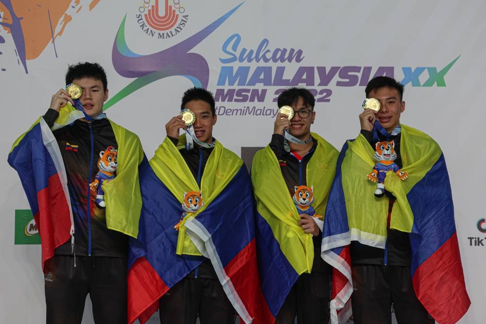 Federal Territories swimmers Bryan Leong Xin Ren,  Khiew Hoe Yean, Low Ken Ji and Tan Khai Xin pose with their gold medals after winning the  men's 4x100m freestyle relay at the National Aquatic Centre, Bukit Jalil September 21, 2022. — Bernama pic
