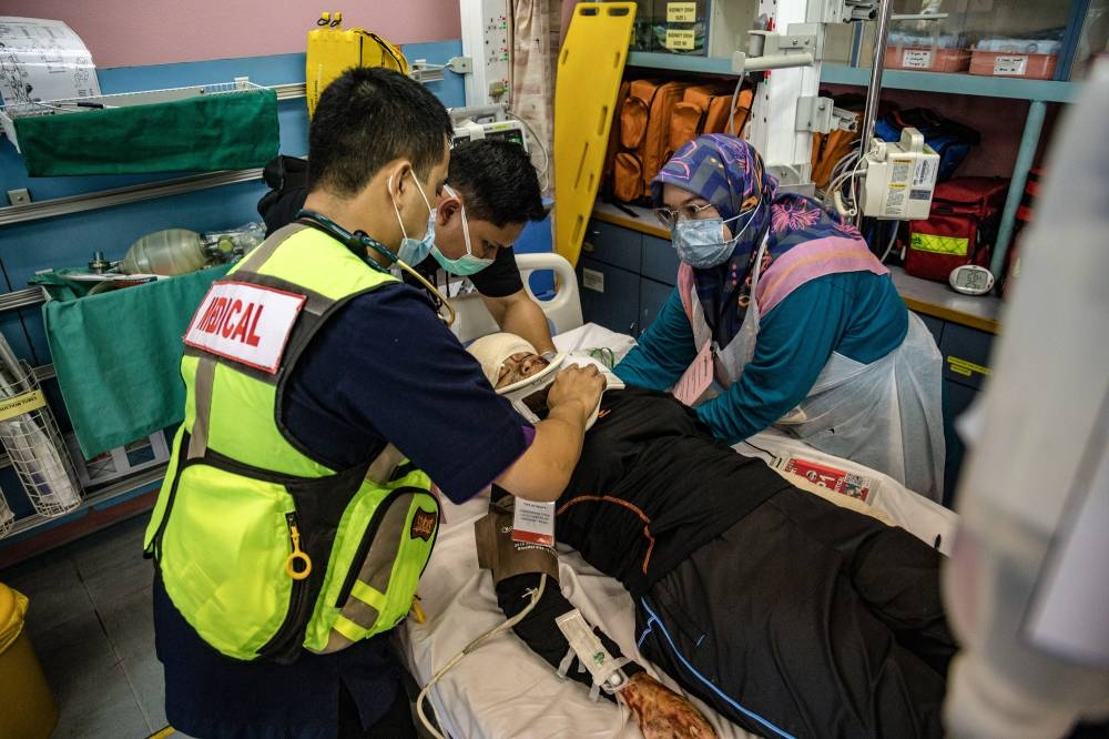 Mock afflicted cartage obtain medical analysis from emergency casework all through an airport emergency exercise at Kuala Lumpur International Airport (KLIA) in Sepang, September 22, 2022. — Picture by Firdaus Latif