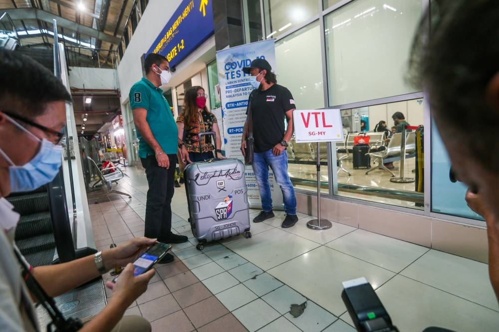 File picture of volunteers at Larkin Sentral Bus Terminal after receiving ballot papers of Johor voters who are in Singapore in Johor Baru, March 10, 2022. — Picture by Hari Anggara