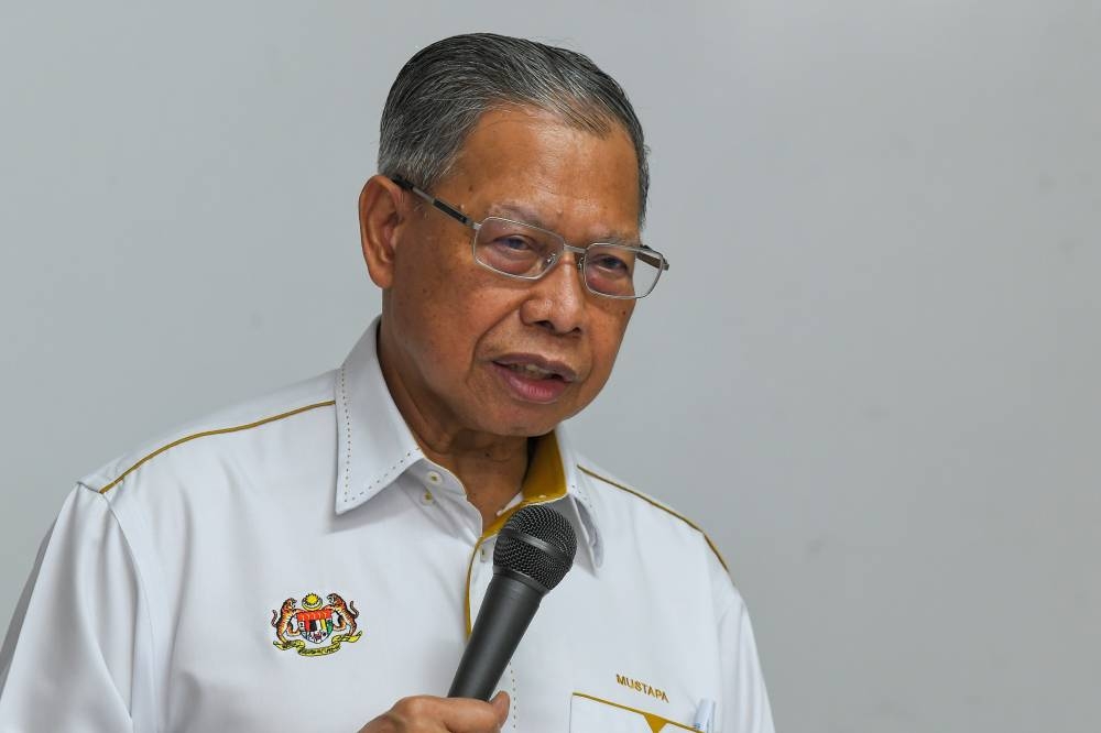 Minister in the Prime Minister’s Department (Economy), Datuk Seri Mustapa Mohamed said this confidence was based on the government’s earnestness in raising strategic cooperation with various parties including the universities, non-governmental organisations and private sector in helping this group get out of the poverty line. — Bernama pic