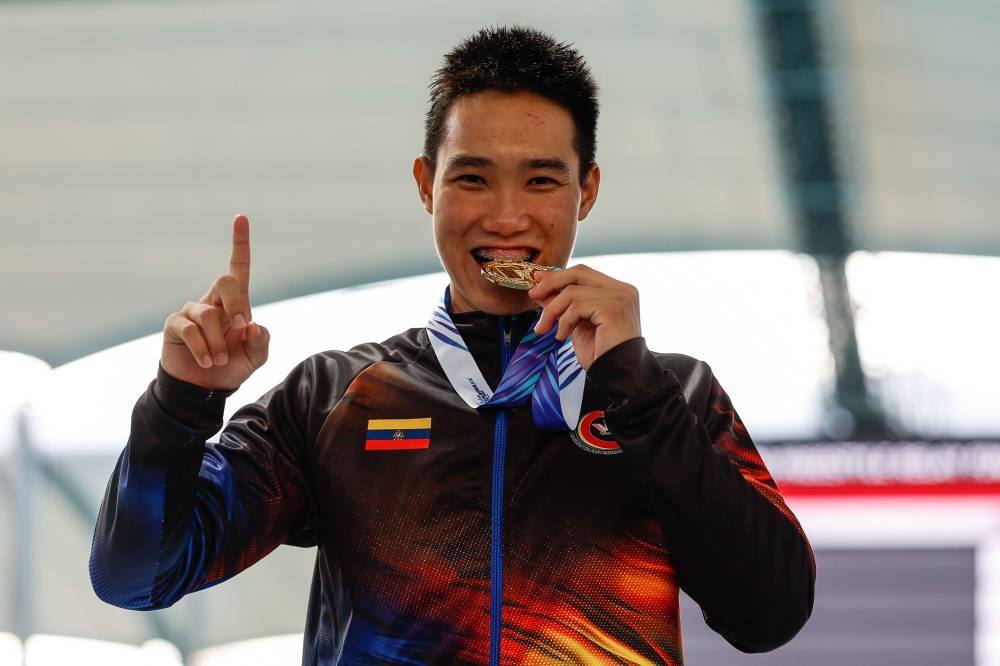 Wilayah Persekutuan swimmer Bryan Leong with his gold medal after winning the men’s 100 metre (m) butterfly at the National Aquatic Centre in Bukit Jalil, September 22, 2022. — Bernama pic 