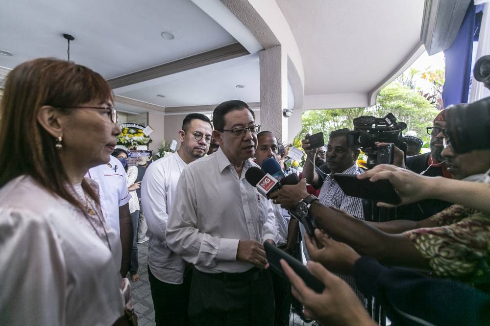 DAP chairman Lim Guan Eng speaks to members of the media at Tun S. Samy Vellu's residence in Kuala Lumpur September 15, 2022. — Picture by Hari Anggara