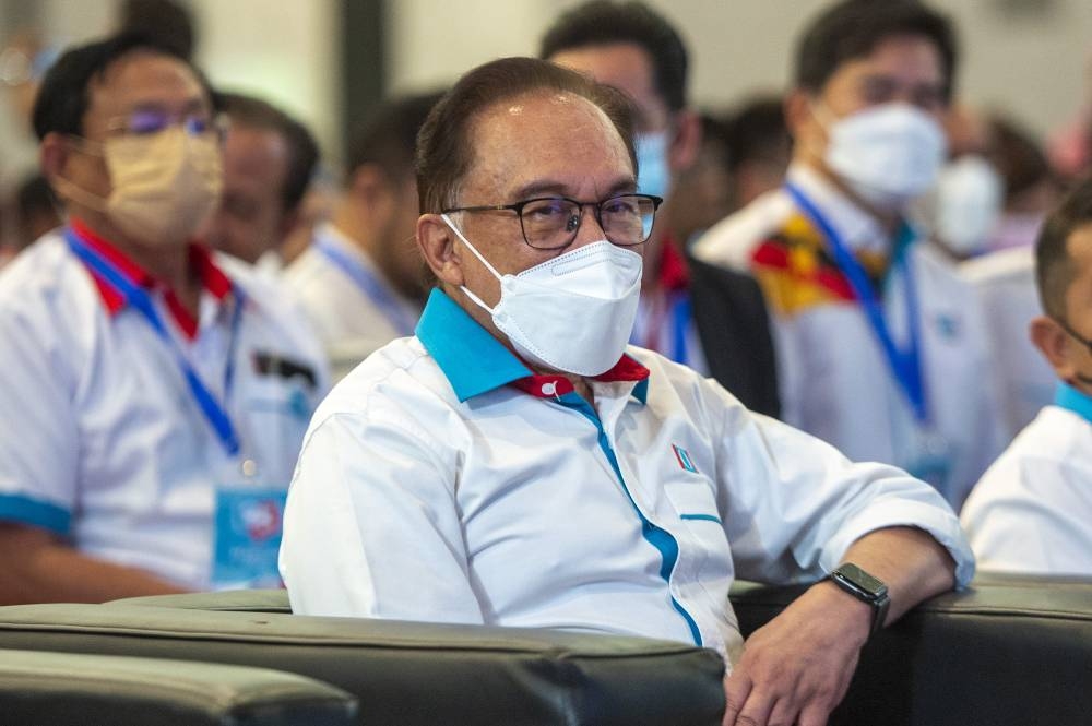 Anwar said PKR has been receiving positive feedback from voters during its recent roadshows in certain contentious areas. — Picture by Shafwan Zaidon
