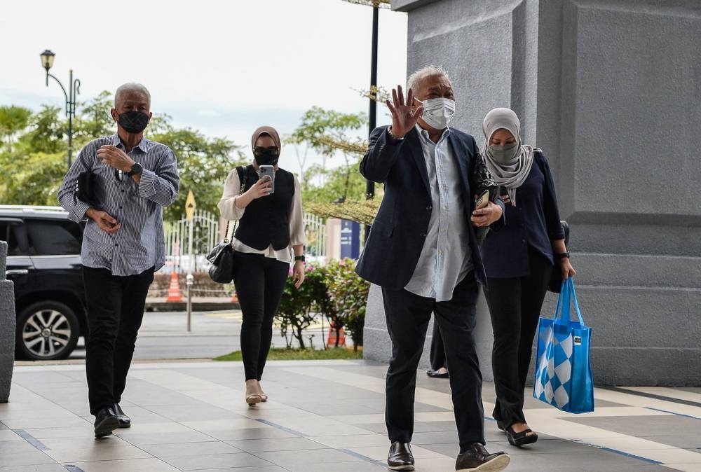 Datuk Seri Bung Moktar Radin (centre) and his wife, Datin Seri Zizie Izette Abdul Samad (second from left) at the Kuala Lumpur Court Complex March 3, 2022. ― Bernama pic 