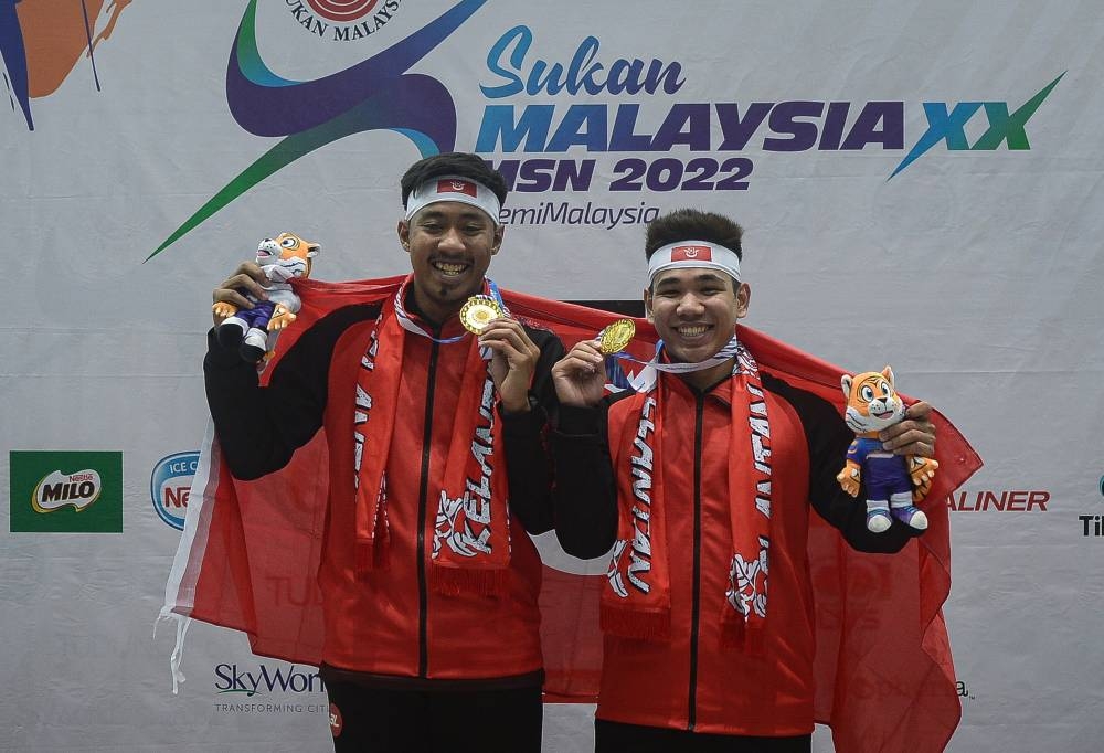Kelantan’s Muhammad Amir Amirul Azhar (left) and Vincent Jones Wee Ming Hock with their gold medals at the National Squash Centre, September 23, 2022. — Bernama pic 