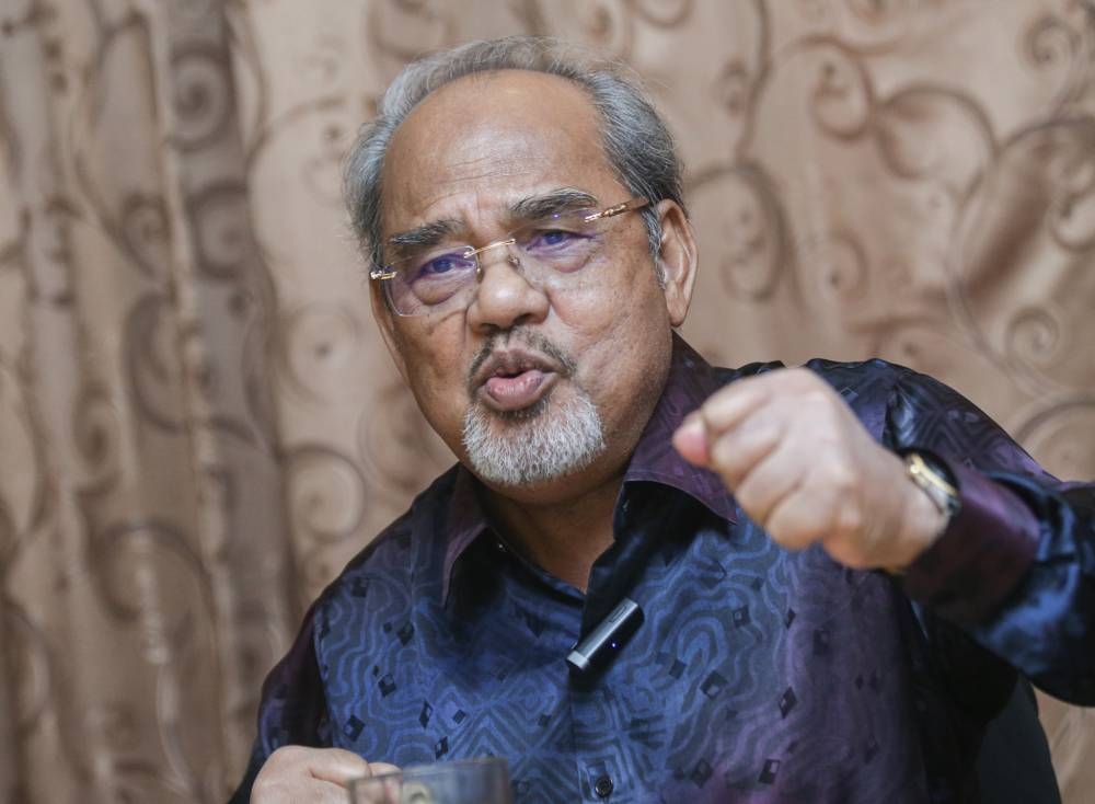 Datuk Seri Tajuddin Abdul Rahman speaks to reporters at a hotel in Ipoh, September 23, 2022. The Pasir Salak MP today insisted he had the undivided support of the Pasir Salak Umno division. — Picture By Farhan Najib