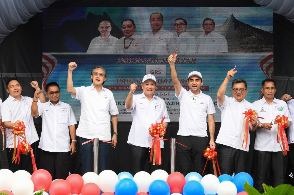 Gabungan Rakyat Sabah (GRS) chairman Datuk Seri Hajiji Noor (centre) poses with party leadership while officiating the Batu Sapi leg of the ‘Jelajah GRS’ programme in Sandakan September 25, 2022. — Bernama pic