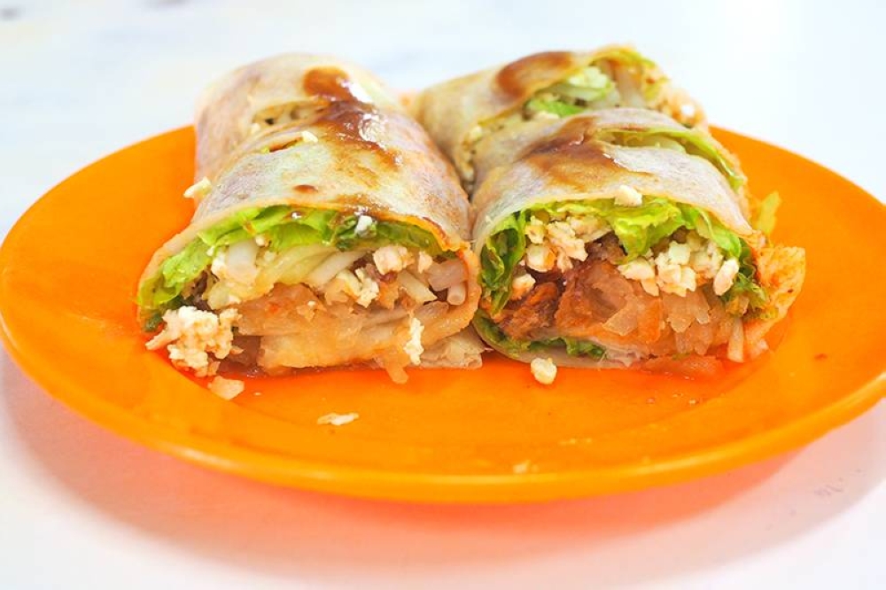 The spring rolls are stuffed with juicy yam bean filling, omelette, lettuce, fried shallots and cucumber.