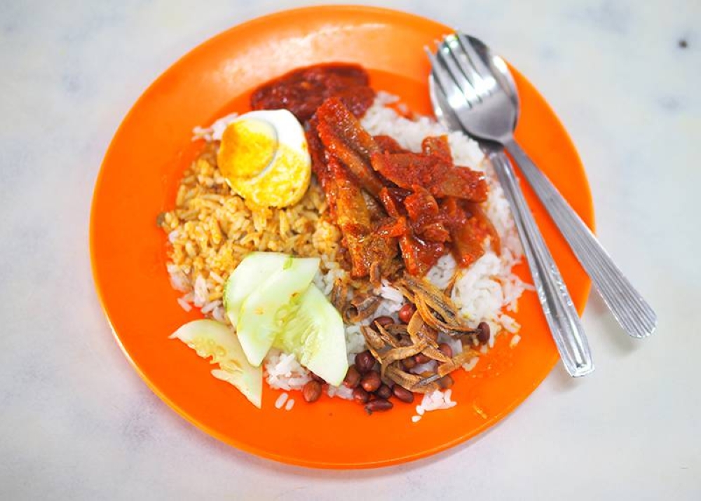 The stall also offers 'nasi lemak' with 'sotong'.