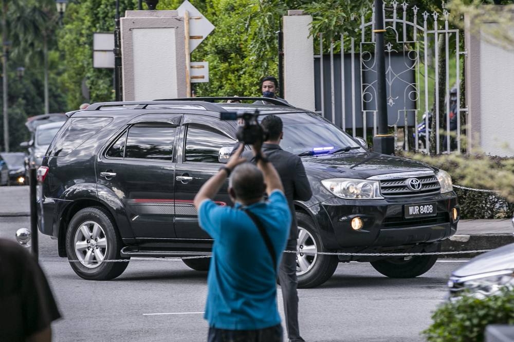 An SUV ferrying Datuk Seri Najib Razak arrives at the Kuala Lumpur High Court September 26, 2022. — Picture by Hari Anggara
