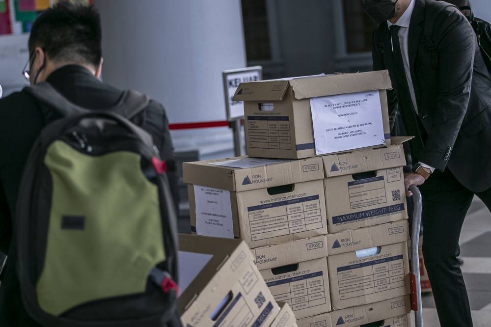 Files related to the 1Malaysia Development Berhad (1MDB) case are brought into the Kuala Lumpur Court Complex September 26, 2022. — Picture by Hari Anggara