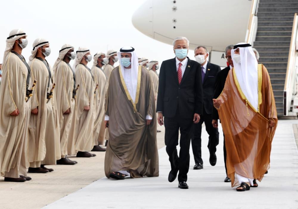 Datuk Seri Ismail Sabri Yaakob (centre) arrives at the Abu Dhabi International Airport September 26, 2022. — Bernama pic