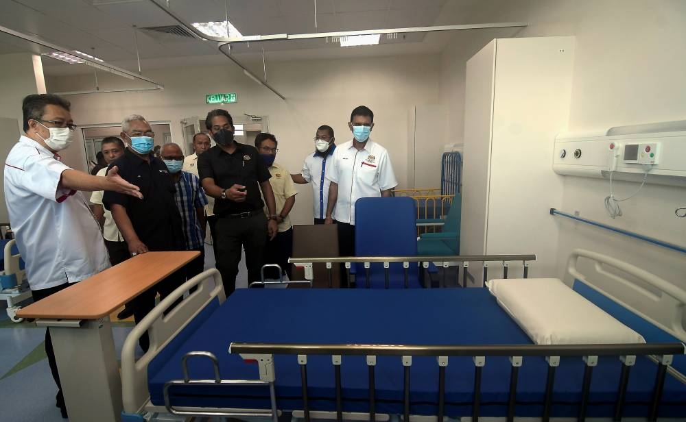 Health Minister Khairy Jamaluddin (3rd left) and Tanjong Karang MP as well as Entrepreneur Development and Cooperatives Minister Tan Sri Noh Omar (2nd left) during a working visit to the newly opened Tanjong Karang Hospital September 26, 2022. — Bernama pic