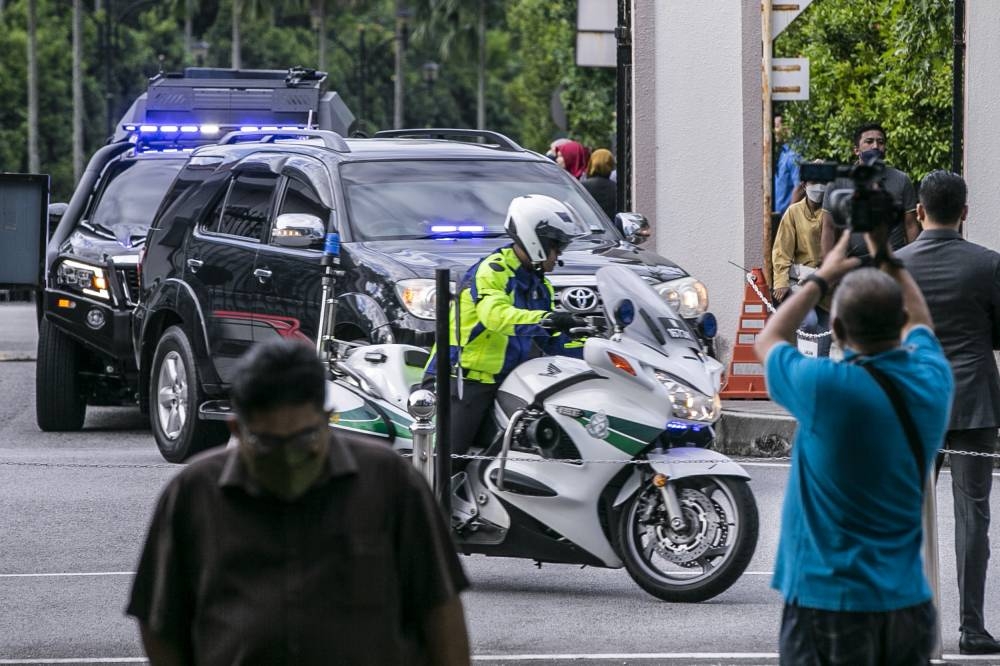 An SUV accompanied by the police and the Prisons Department carrying former Prime Minister Datuk Seri Najib Razak arrived at Kuala Lumpur High Court September 26, 2022. — Picture by Hari Anggara