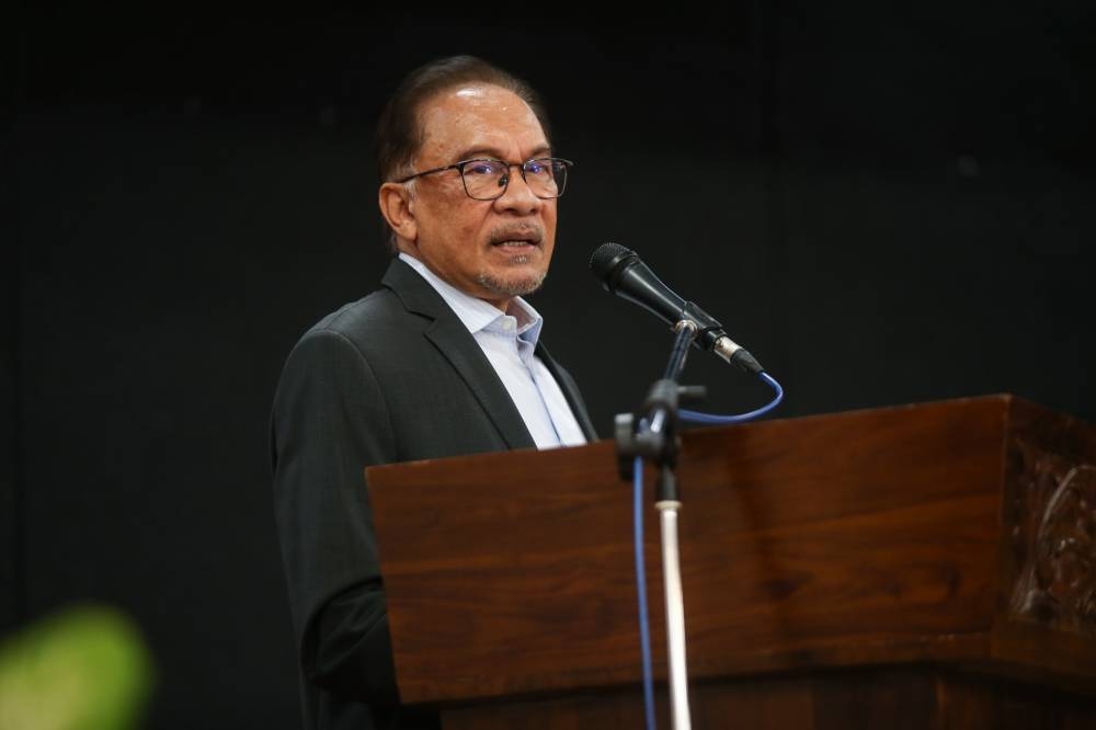 In a letter addressed to Datuk Seri Ismail Sabri Yaakob, Datuk Seri Anwar Ibrahim said the government could alternatively make way for him to table a motion to initiate the discussions. — Picture by Ahmad Zamzahuri