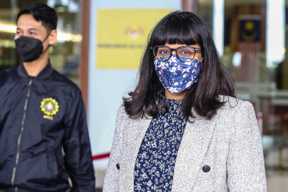 1MDB trial witness AmBank manager of the Jalan Raja Chulan branch R. Uma Devi leaving the Kuala Lumpur High Court September 27, 2022. — Picture by Yusof Mat Isa