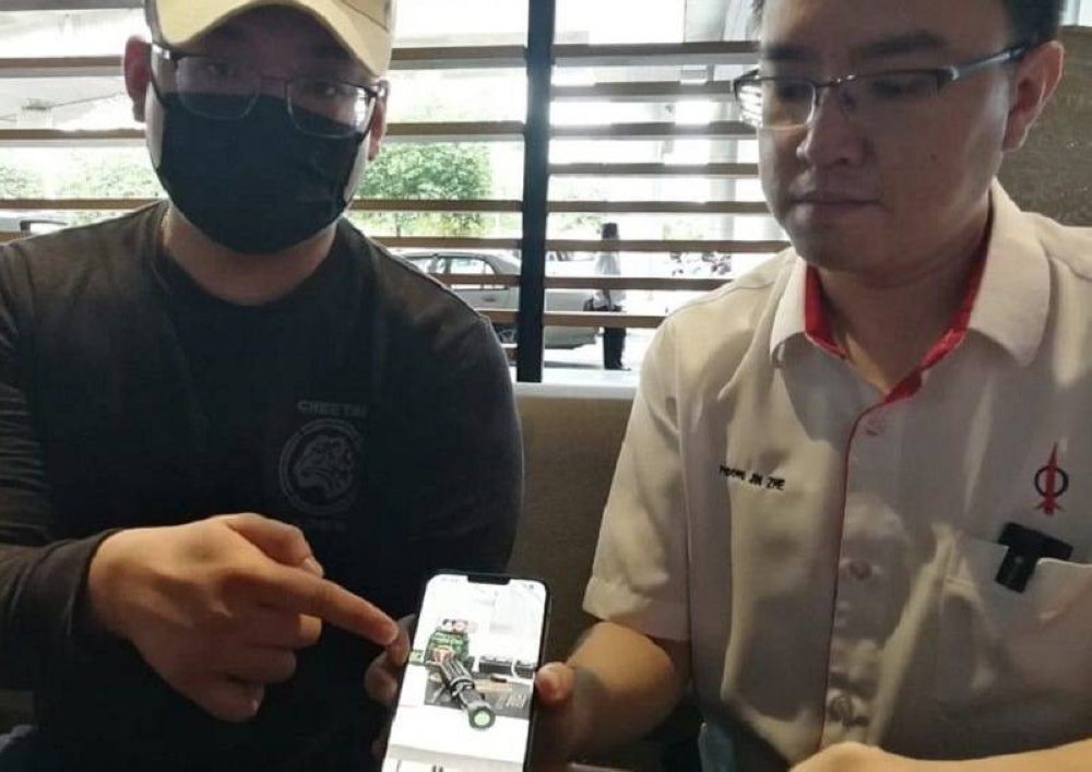 Eric (left) pointing at the electric rod used to torture insubordinate ‘workers’ when he was held captive in Cambodia. — Picture via Borneo Post