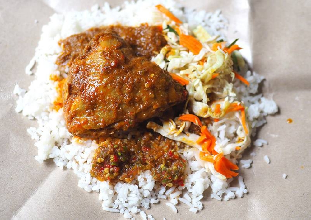 If you want chicken with your meal, opt for this 'gulai ayam' or 'ayam goreng berempah'.