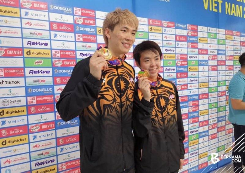 Chen Tang Jie and Peck Yen Wei pose with their mixed doubles badminton gold at the Bac Giang Gymnasium in Bac Giang, Vietnam May 22, 2022. — Bernama pic