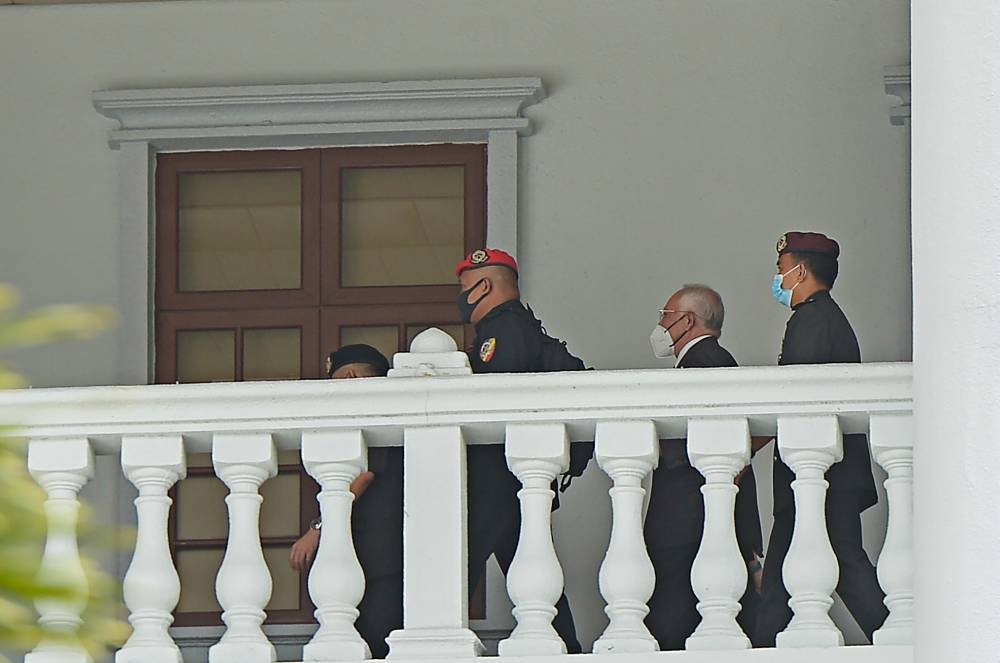 Datuk Seri Najib Razak arrives at the Kuala Lumpur High Court September 28, 2022. — Picture by Shafwan Zaidon