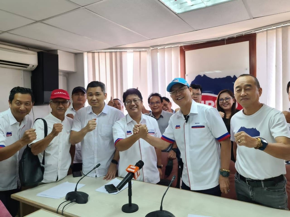 Datuk Wilfred Madius Tangau (2nd from right) with Datuk Ewon Benedick (4th from left) pose with Upko leaders after a meeting at the party’s headquarters in Kota Kinabalu, September 28, 2022. — Picture courtesy of Upko