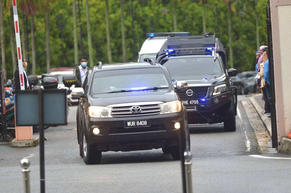 An SUV accompanied by police and the Prisons Department vehicles carrying former Prime Minister Datuk Seri Najib Razak arrives at Kuala Lumpur High Court September 29, 2022. — Picture by Shafwan Zaidon