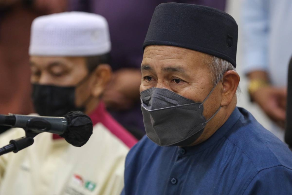 PAS deputy president Datuk Seri Tuan Ibrahim Tuan Man (centre) speaks during a press conference at the Waterfront Hotel in Kuching December 4, 2021. — Picture by Yusof Mat Isa