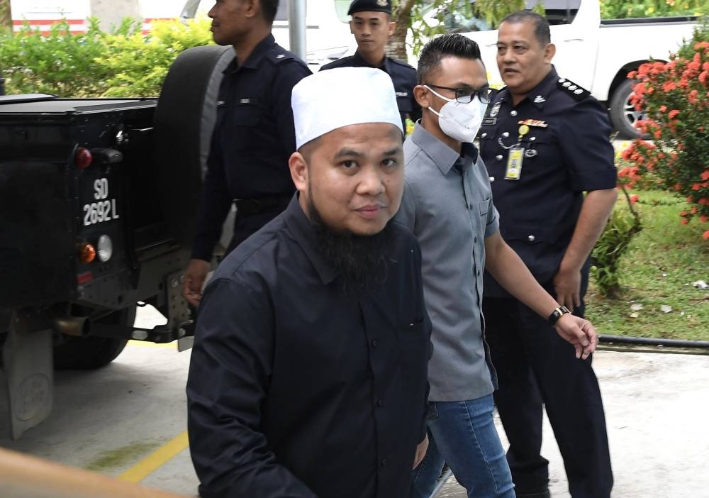 Preacher Ebit Lew trial: Police officer seized handphone without checking contents, court hears - Vimarsana News