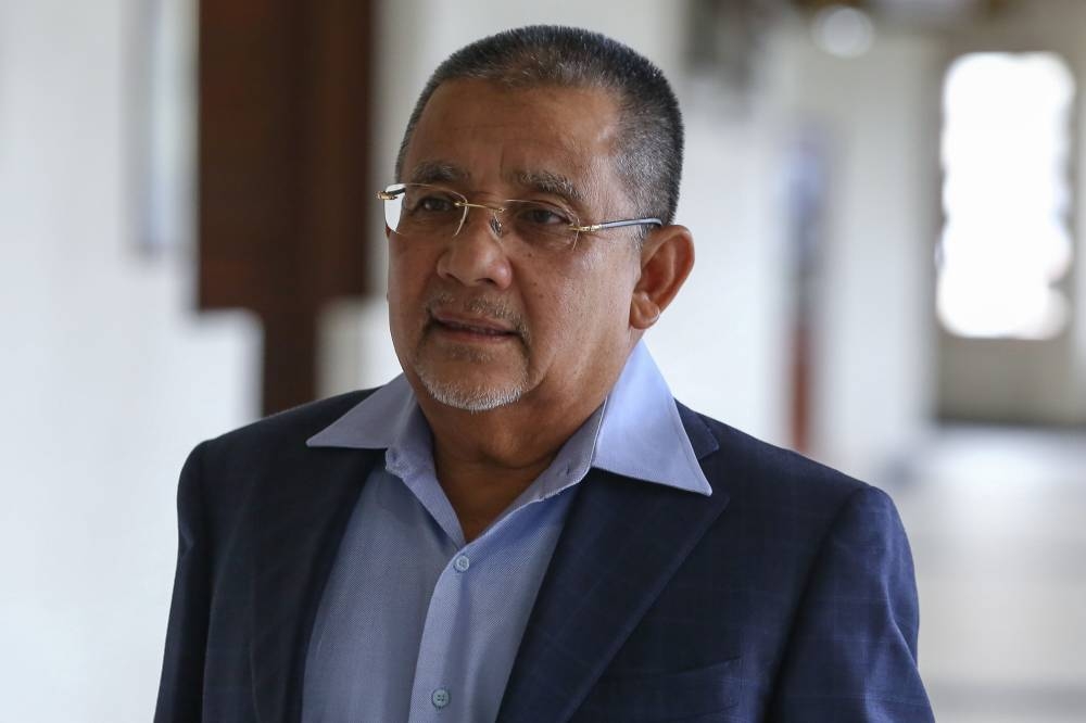 Tan Sri Isa Samad is pictured at Kuala Lumpur High Court Complex, October 14, 2019. — Picture by Yusof Mat Isa