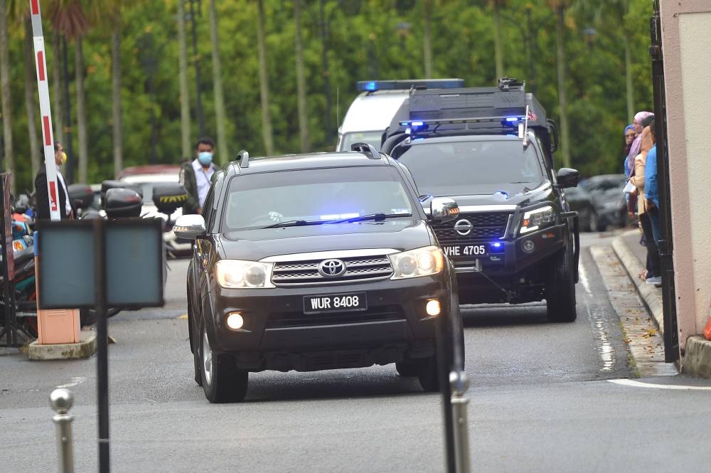 An SUV accompanied by police and the Prisons Department vehicles carrying former prime minister Datuk Seri Najib Razak arrives at Kuala Lumpur High Court, September 29, 2022. — Picture by Shafwan Zaidon