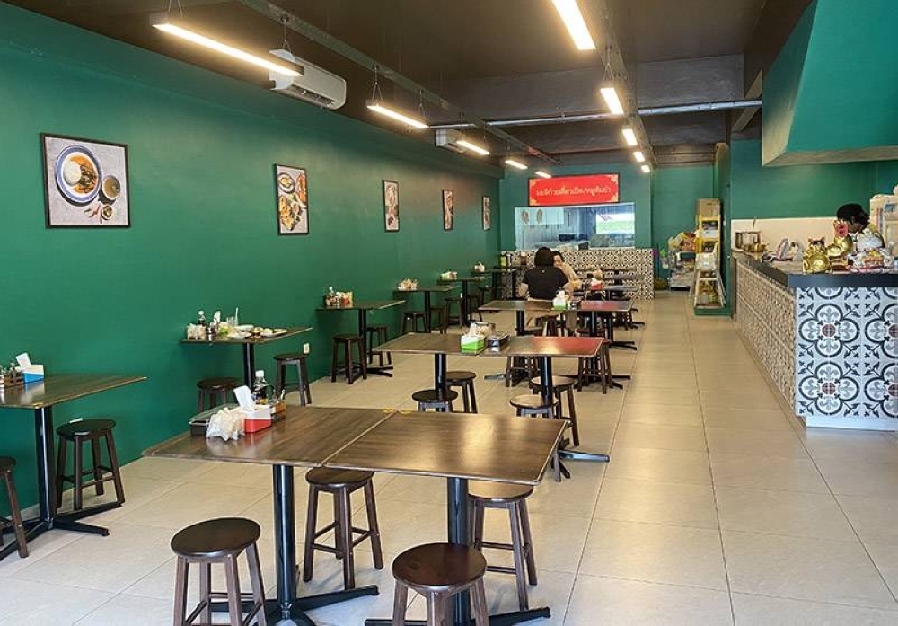 The place is open throughout the day which makes it a good place to dine during off peak hours.