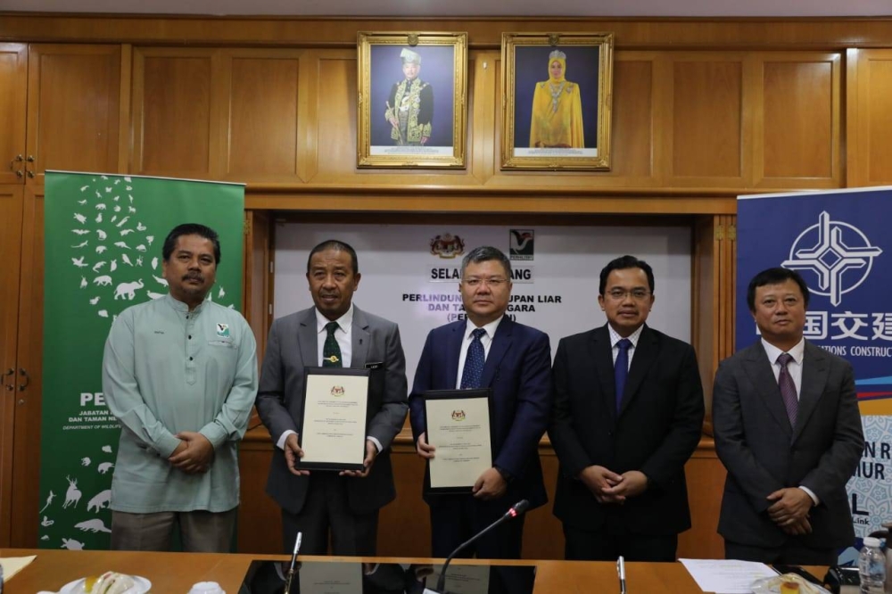 Perhilitan director-general Datuk Abdul Kadir Abu Hashim (2nd left) and CCCECRL managing director Kong Qi display copies of an agreement at Perhilitian headquarters in Kuala Lumpur, September 30, 2022. — Picture courtesy of CCCECRL