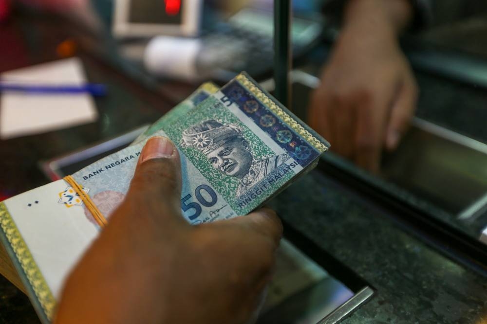 On Friday, the ringgit fell against the greenback to 4.6360/6390 compared with 4.5775/5800 a week earlier. — Picture by Devan Manuel