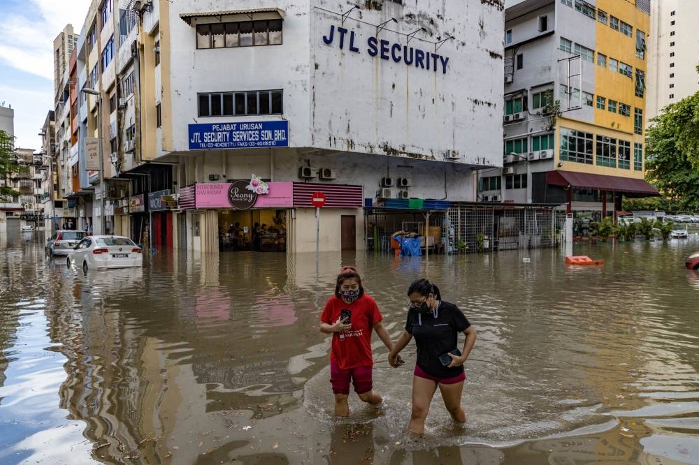 A general view of the flash flood at Jalan Sultan Azlan Shah after heavy rain in Kuala Lumpur April 25, 2022. — Picture by Firdaus Latif