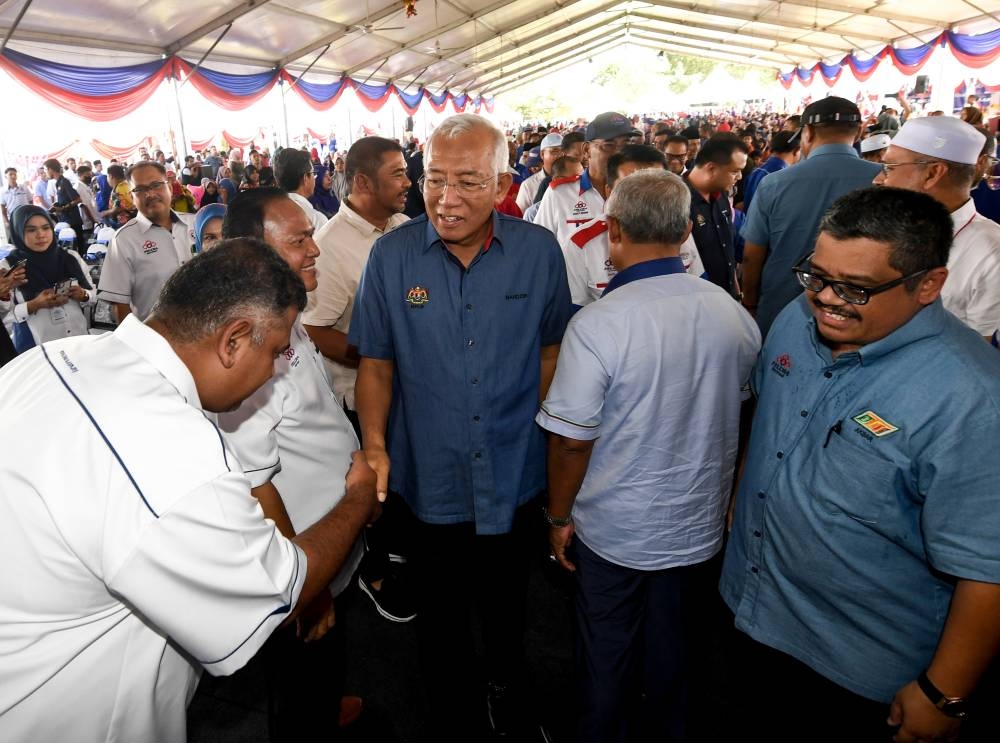 Rural Development Minister Datuk Seri Mahdzir Khalid (centre) attending the opening ceremony of Felcra Family Carnival Mini Tour 2022 at Padang Kampung Batu Karang in Pasir Mas, October 1, 2022. — Bernama pic