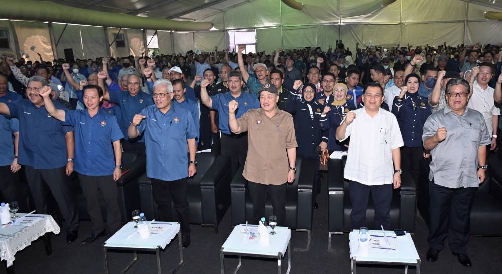 Home Minister Datuk Seri Hamzah Zainudin (3rd left) and Sabah Chief Minister Datuk Seri Hajiji Noor (3rd right) at the closing of the Sabah zone ‘Kita Demi Negara’ programme in Kota Kinabalu October 2, 2022. — Bernama pic