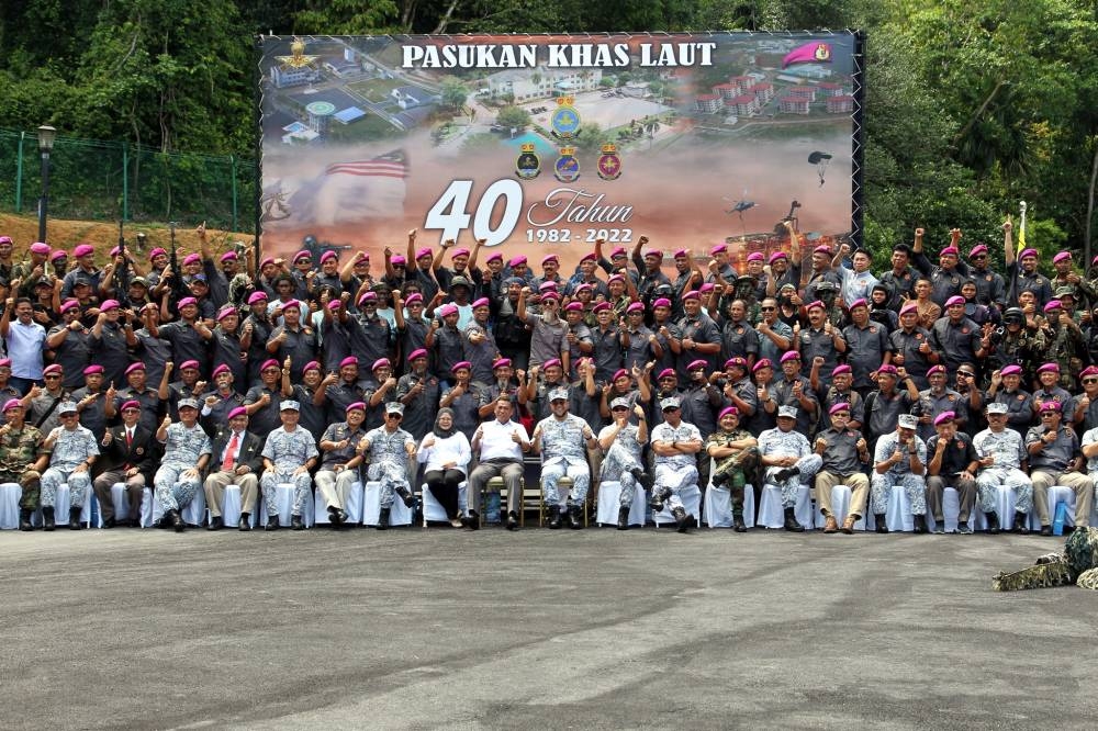 Navy chief Admiral Tan Sri Mohd Reza Mohd Sany (centre) poses for a photo with Naval Special Warfare Forces (Paskal) in conjunction with Paskal's 40th anniversary in Lumut October 1, 2022. — Bernama pic