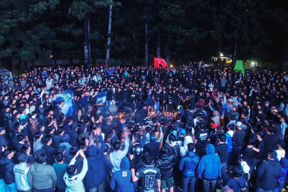 This picture taken in Bandung on October 2, 2022 shows football supporters attending a candlelight vigil for victims of a stampede at Kanjuruhan stadium in the city of Malang. — AFP pic