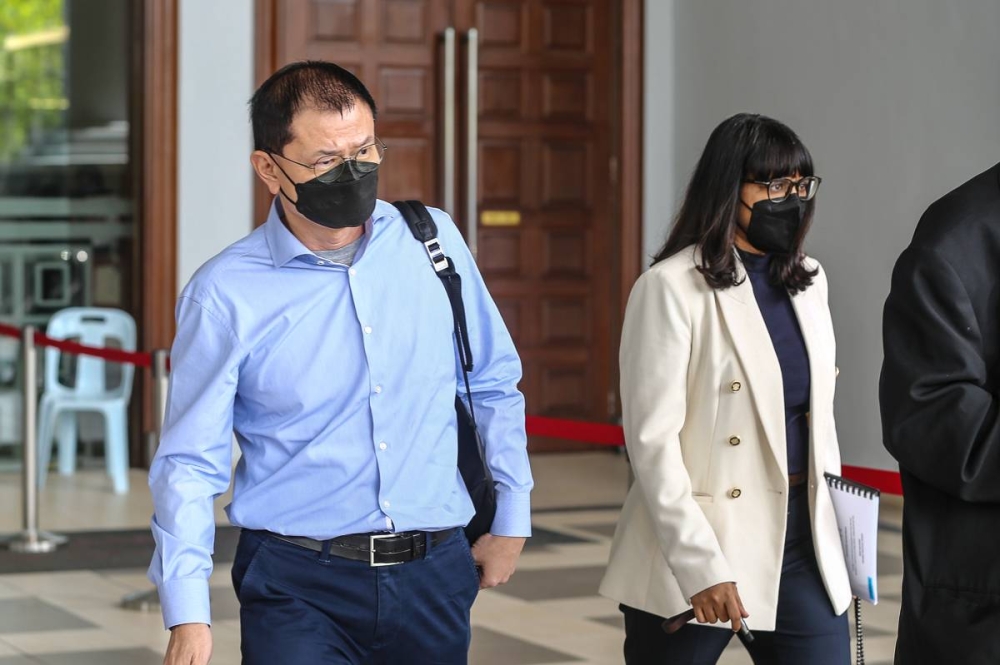 Former AmBank director of foreign exchange and derivative sales Yap Wai Keat (left) and AmBank Jalan Raja Chulan branch manager R. Uma Devi  are seen at the Kuala Lumpur High Court, Oct 3, 2022. — Picture by Yusof Mat Isa