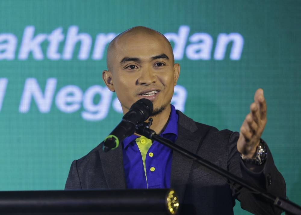 National track cycling champion Datuk Azizulhasni Awang delivers a speech at the rebranding launch ceremony of Gardenia Breakthru in Kuala Lumpur, October 3, 2022. — Bernama pic 