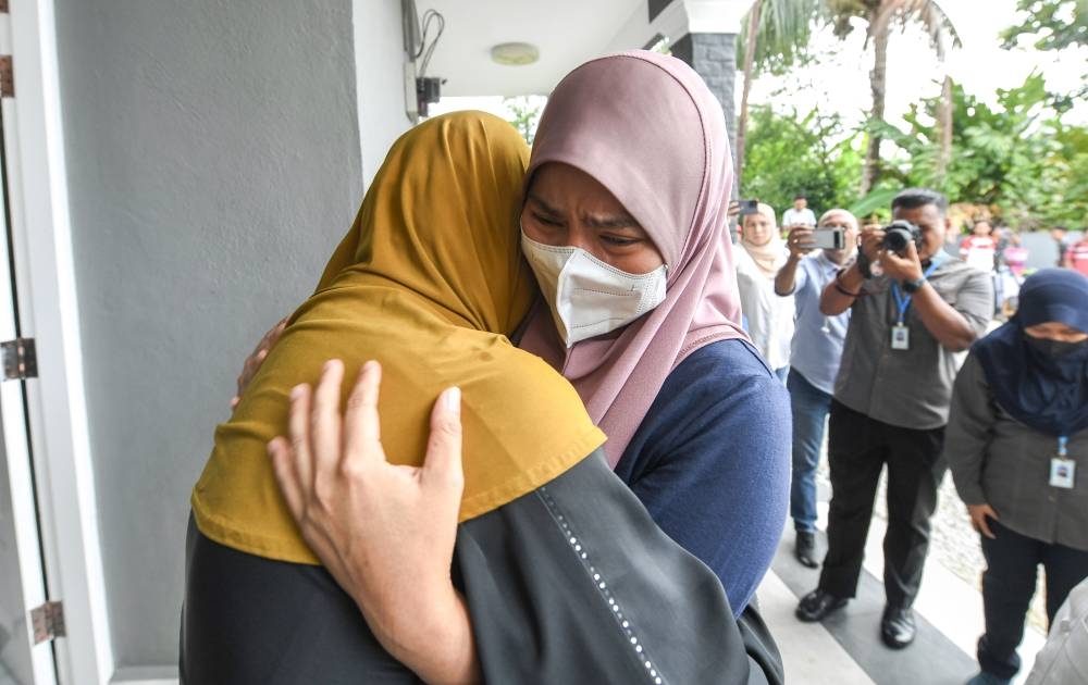 Rosnazirah (right) hugs her mother following a kidnap ordeal, in Kota Baru October 3, 2022. — Bernama pic