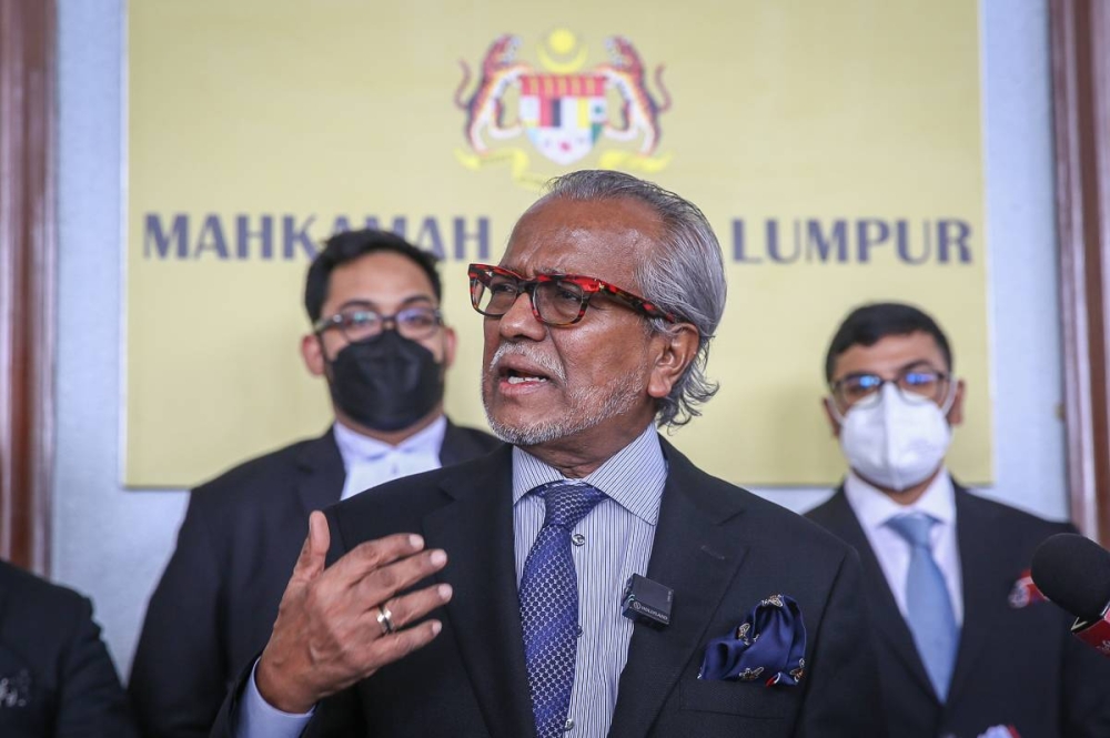 Lawyer Tan Sri Shafee Abdullah speaks to reporters at the Kuala Lumpur High Court October 3, 2022. — Picture by Yusof Mat Isa